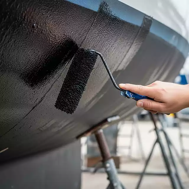 Onderwaterschip van jacht op de werf bij Provoost Maritiem Onderwaterschip van jacht op de werf bij Provoost Maritiem