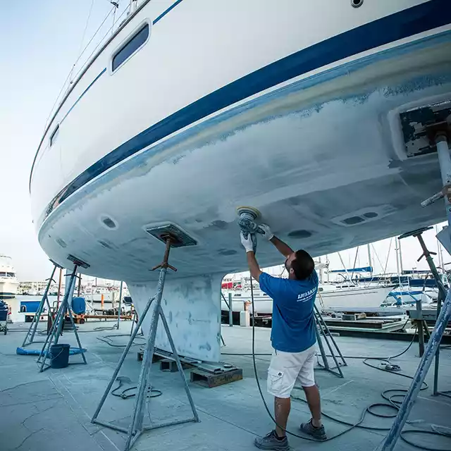 Schip op de werf bij Provoost Maritiem voor onderhoud onderwaterschip Schip op de werf bij Provoost Maritiem voor onderhoud onderwaterschip